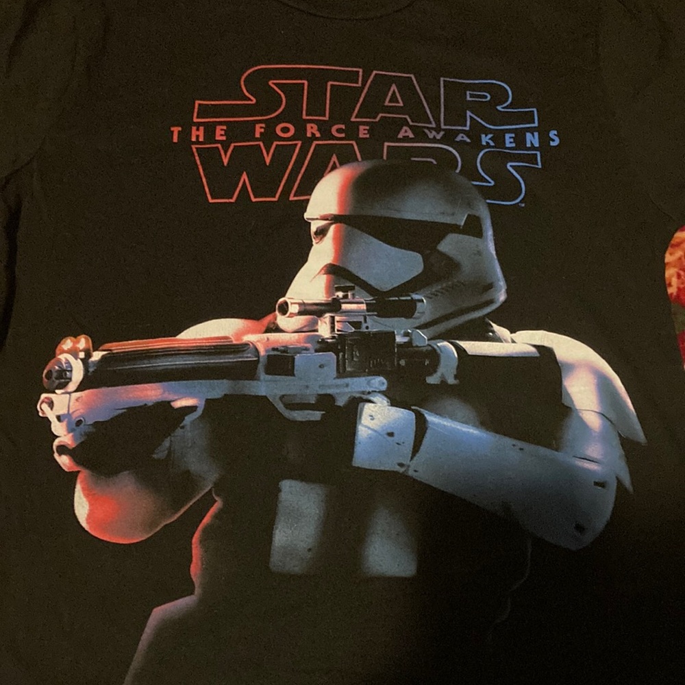 I’m selling a T-shirt Star Wars the force of weeks.